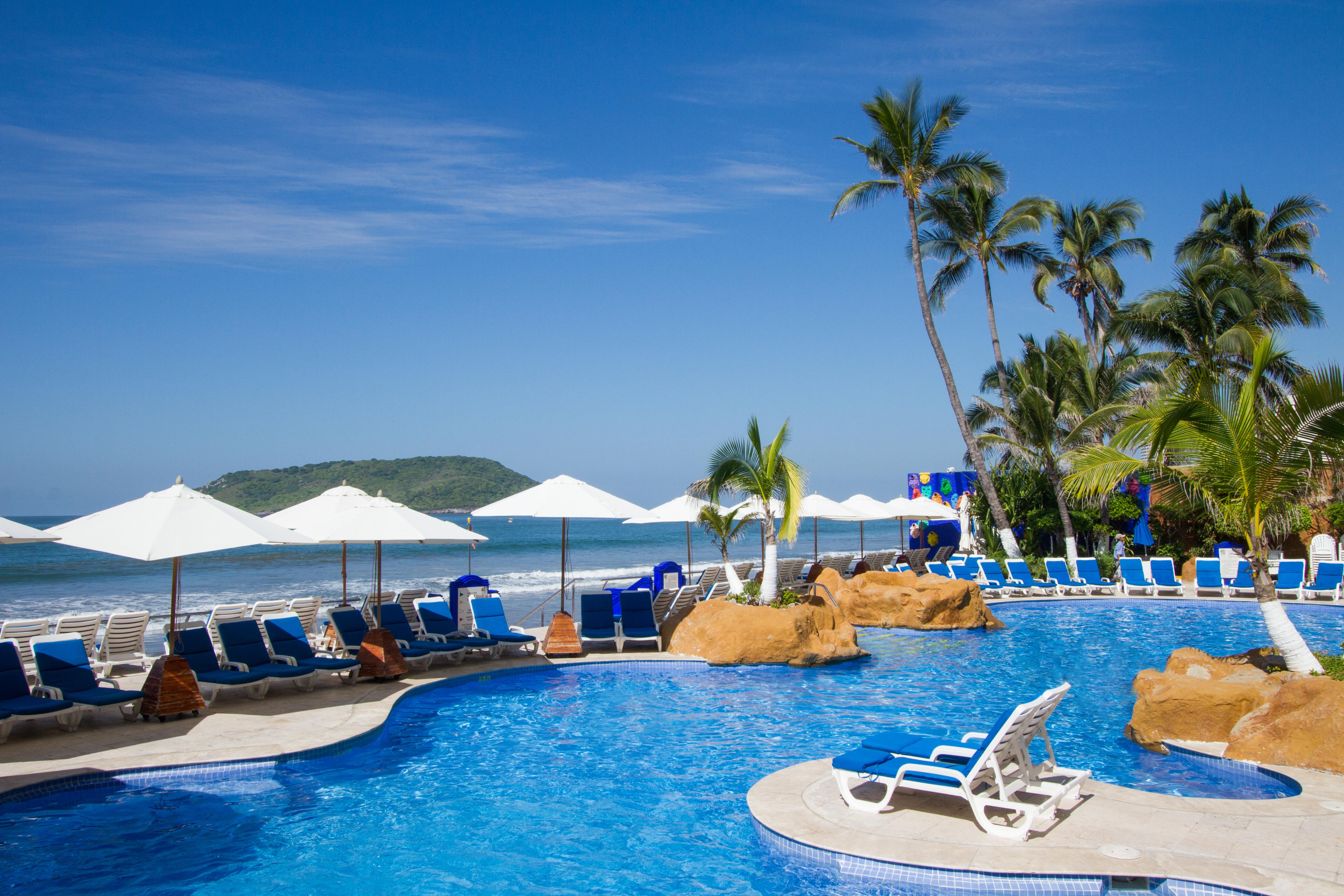 Royal Villas Resort Mazatlan Ngoại thất bức ảnh A swimming pool at a resort in Phuket, Thailand