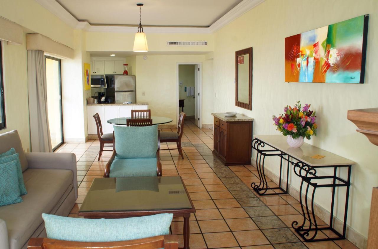 Royal Villas Resort Mazatlan Ngoại thất bức ảnh A typical living room at the Grand Hyatt