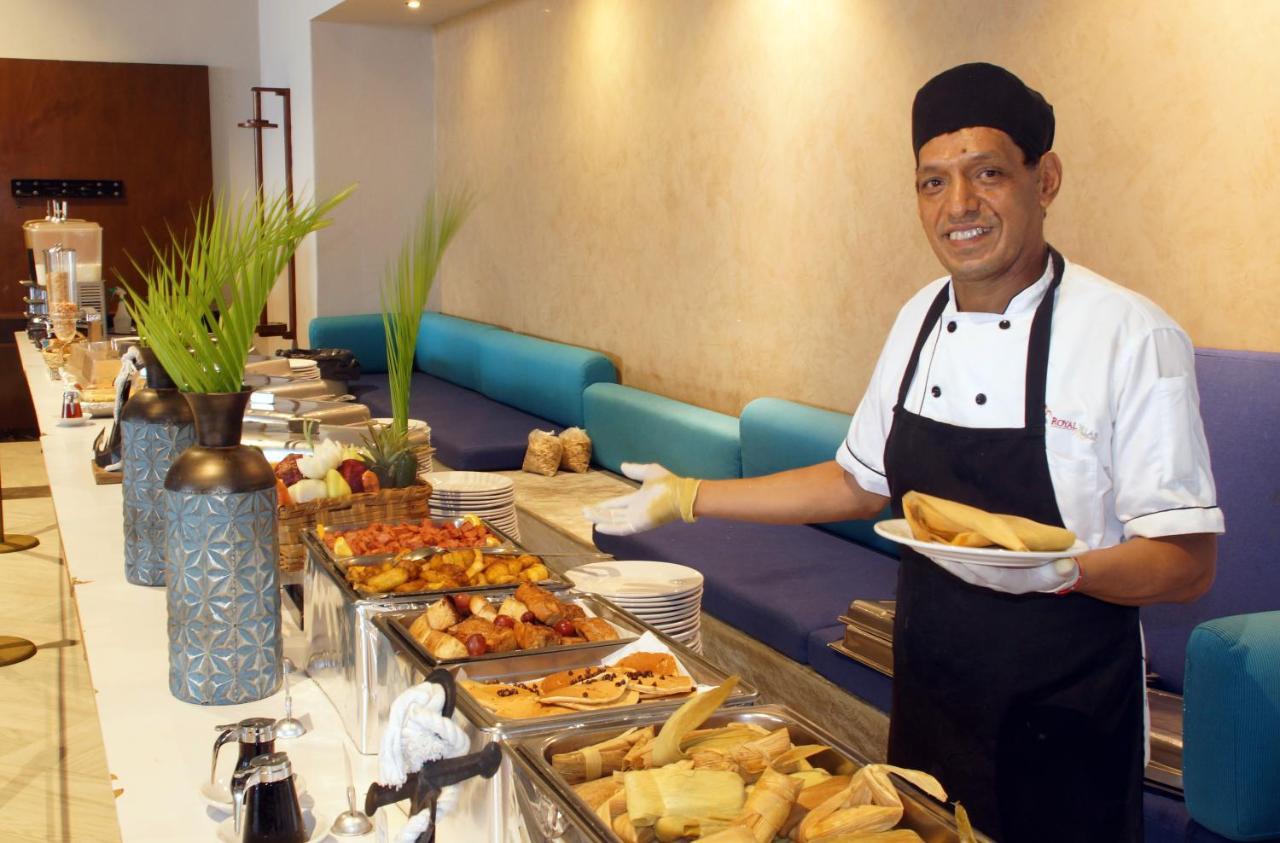 Royal Villas Resort Mazatlan Ngoại thất bức ảnh A chef at a buffet
