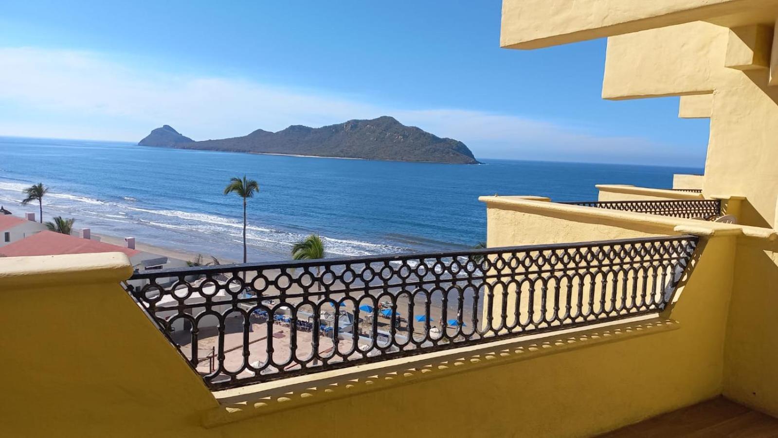 Royal Villas Resort Mazatlan Ngoại thất bức ảnh View of the island from the mainland