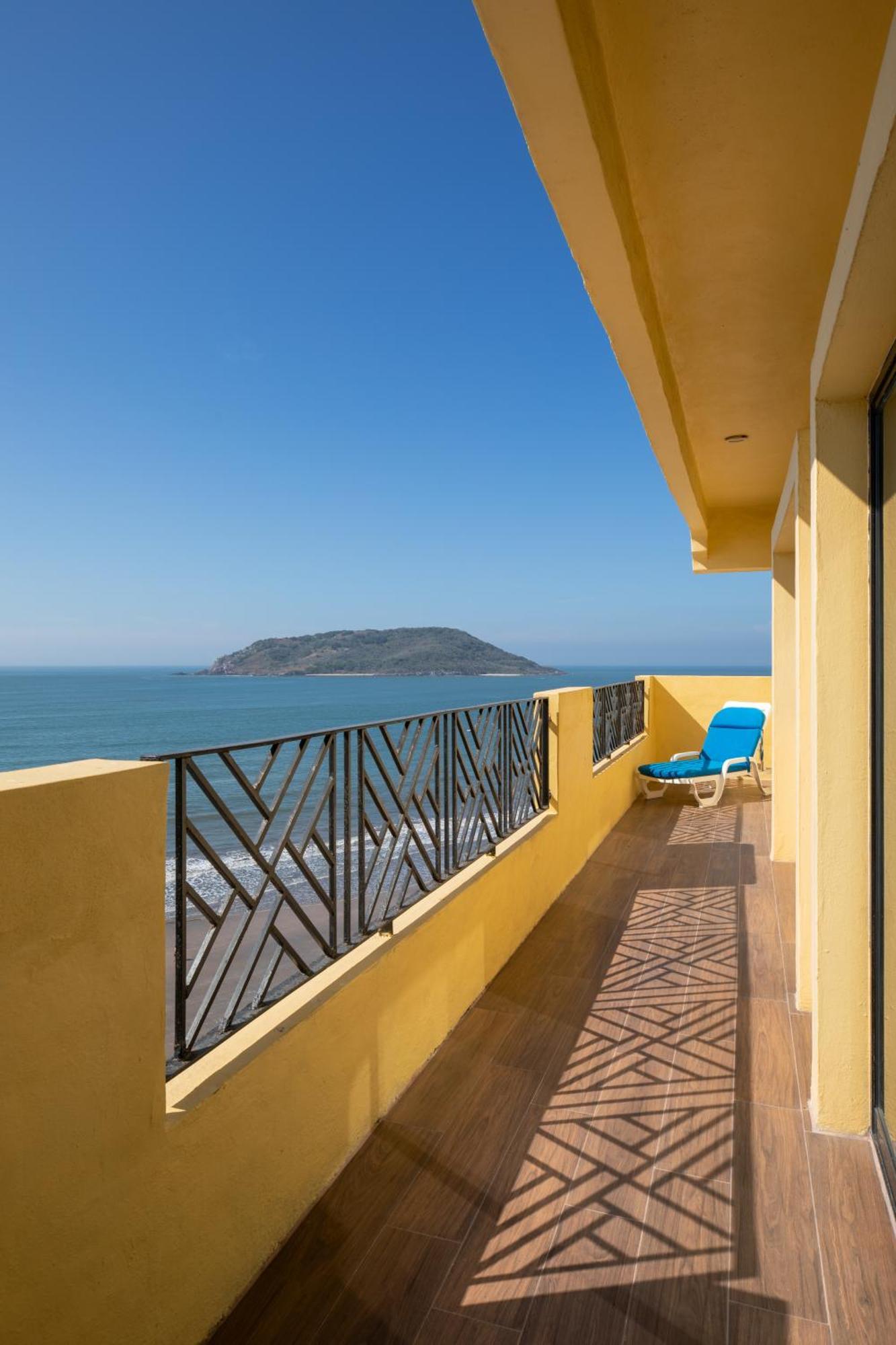 Royal Villas Resort Mazatlan Ngoại thất bức ảnh View of the island from the coast of Acapulco